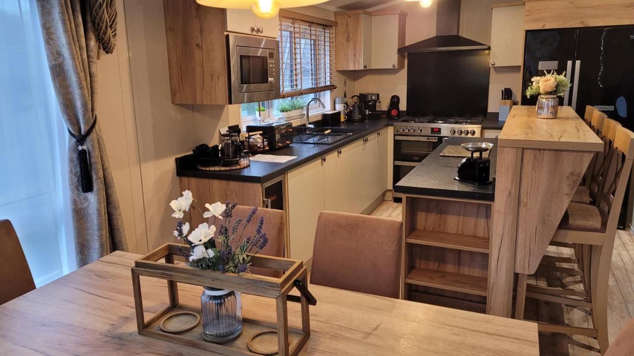 Luxury Lodge On Edge Of New Forest And 800M From Sea Entertainment And Leisure Passes Included Milford on Sea Zewnętrze zdjęcie